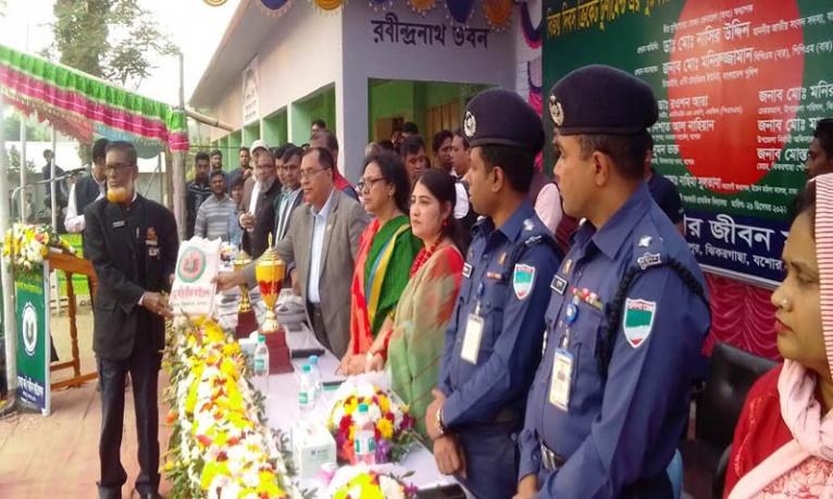 ঝিকরগাছায় ক্রিকেট টুর্নামেন্টের পুরস্কার বিতরণ