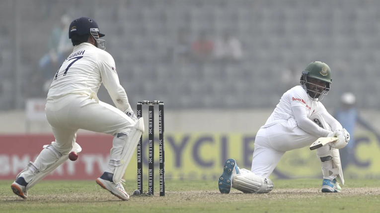 দলে ফিরেই অর্ধশতক মুমিনুলের