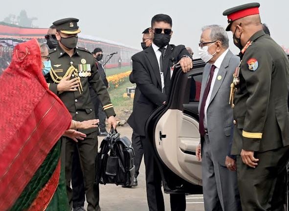 রাষ্ট্রপতি ও প্রধানমন্ত্রীর বিজয় দিবসের কুচকাওয়াজে অংশগ্রহণ