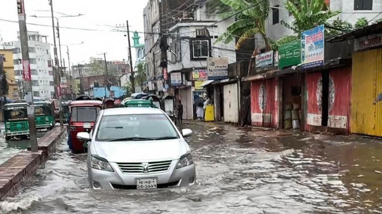 ঘূর্ণিঝড় মিধিলি : টানা বৃষ্টিতে চট্টগ্রামে নিম্নাঞ্চলে জলাবদ্ধতা