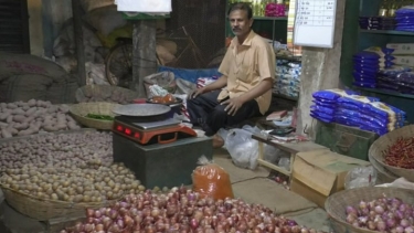 হিলিতে পেঁয়াজের ঝাঁজ কমলেও আলুর দাম বেড়েছে