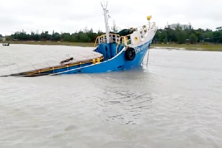 পশুর নদীতে কয়লাবোঝাই কার্গো জাহাজ ডুবি