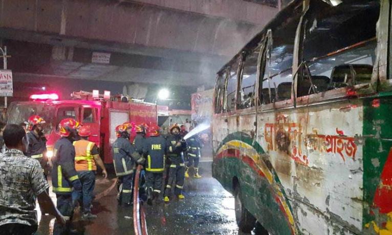 সন্ধ্যার পরই রাজধানীতে বাসে আগুন দিল দুর্বৃত্তরা