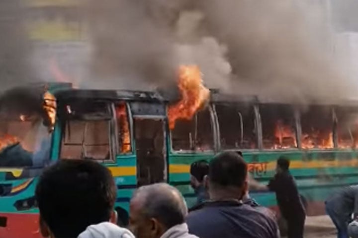 ধানমন্ডিতে বাসে আগুন