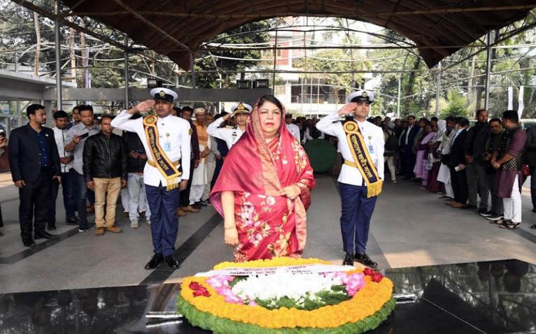 দ্বাদশ জাতীয় সংসদের স্পীকার পুনঃনির্বাচিত হওয়ায়  বঙ্গবন্ধুর প্রতিকৃতিতে স্পীকারের শ্রদ্ধাঞ্জলী