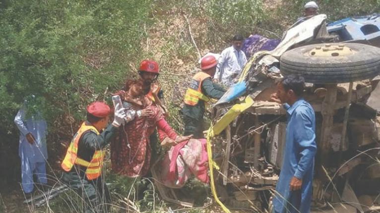 পাকিস্তানে ট্রাক খাদে পড়ে একই পরিবারের ১৪ জন নিহত