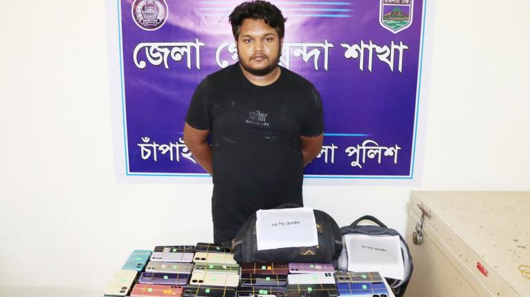 চাঁপাইনবাবগঞ্জে ১৫৬টি ভারতীয় মোবাইল ফোন জব্দ, যুবক আটক