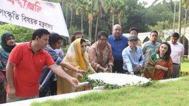 জাতীয় কবির সমাধিতে সংস্কৃতি প্রতিমন্ত্রীর শ্রদ্ধা নিবেদন