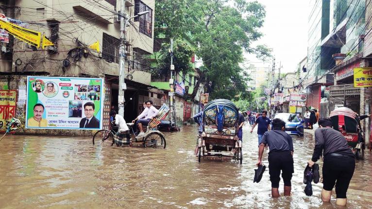 ২০ টাকার রিকশা ভাড়া ১০০ টাকা!