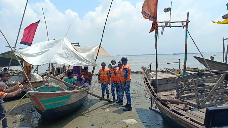 ভোলায় ঘূর্ণিঝড় মোকাবেলায় কোস্টগার্ডের প্রচারণা