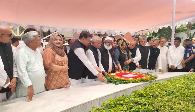 জাতির পিতার সমাধিতে রেড ক্রিসেন্ট’র নবনিযুক্ত চেয়ারম্যান ও ব্যবস্থাপনা পর্ষদের শ্রদ্ধা