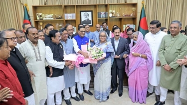 গণভবনে ফুলেল ভালোবাসায় সিক্ত শেখ হাসিনা