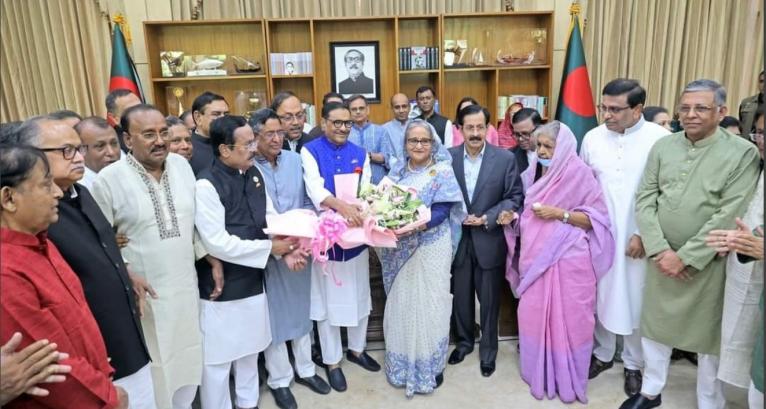 গণভবনে ফুলেল ভালোবাসায় সিক্ত শেখ হাসিনা