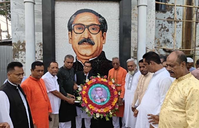 গোপালগঞ্জের কোটালীপাড়ায় আওয়ামী লীগের প্রতিষ্ঠাবর্ষিকীতে বঙ্গবন্ধুর প্রতিকৃতিতে শ্রদ্ধা নিবেদন