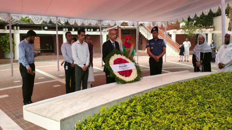 টুঙ্গিপাড়ায় বঙ্গবন্ধুর প্রতি শ্রদ্ধা নিবেদন প্রধানমন্ত্রীর প্রেস সচিবের