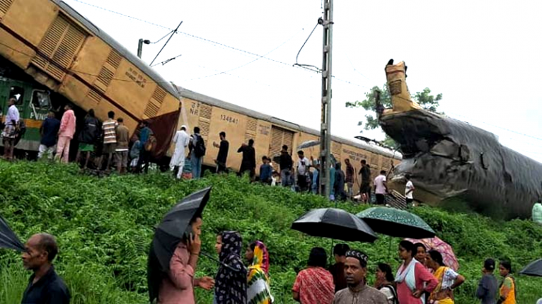 জলপাইগুড়িতে ভয়াবহ ট্রেন দুর্ঘটনা : উদ্ধারকাজ শেষে রেল যোগাযোগ স্বাভাবিক