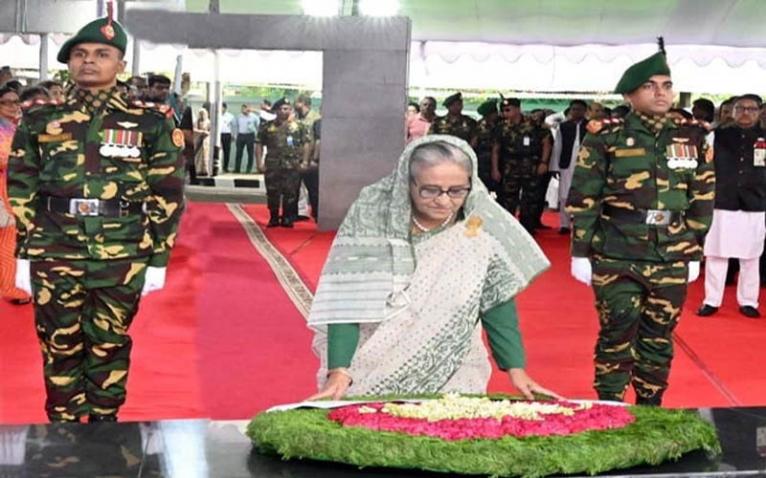 আওয়ামী লীগের ৭৫ বছর পূর্তি উপলক্ষে জাতির পিতার প্রতিকৃতিতে প্রধানমন্ত্রীর শ্রদ্ধা