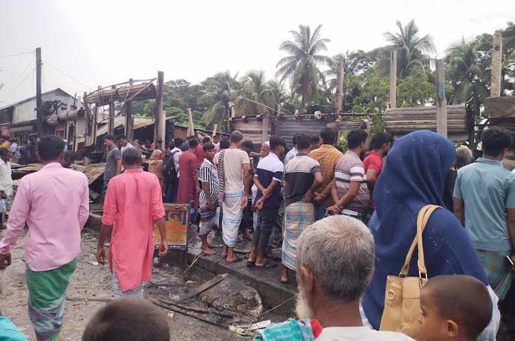 লক্ষ্মীপুরের মজুচৌধুরী হাটে অগ্নিকান্ডে পুড়ে গেছে ১৭টি দোকান