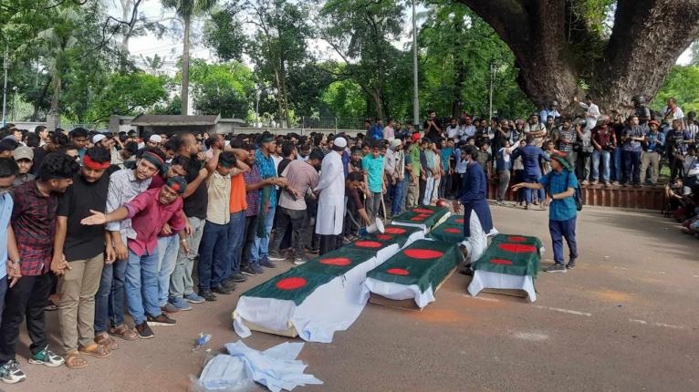 পুলিশের ব্যারিকেড ভেঙে কফিন নিয়ে শিক্ষার্থীদের মিছিল