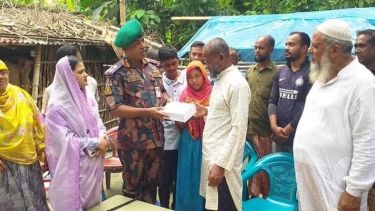 জয়পুরহাটে নিহত বিশালের পরিবারকে বিজিবি’র ৩ লাখ টাকা অনুদান প্রদান