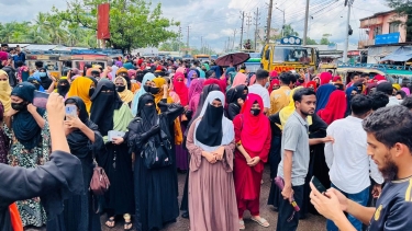 ছাঁটাই বন্ধের দাবিতে অপসোনিন ফার্মার শ্রমিকদের সড়ক অবরোধ