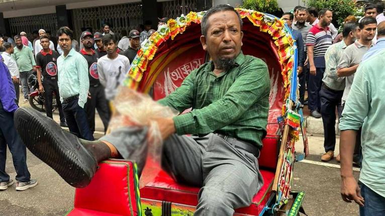 ইসলামী ব্যাংকের প্রধান কার্যালয়ের সামনে সংঘর্ষ, গুলিবিদ্ধ ৪