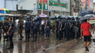 নওগাঁয় শিক্ষার্থীদের বিক্ষোভ, আ.লীগ অফিস ভাঙচুর