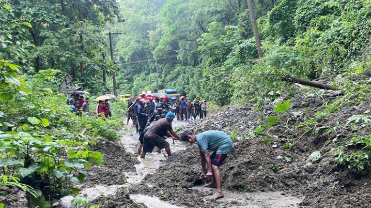 খাগড়াছড়িতে পাহাড় ধস, যান চলাচল বন্ধ