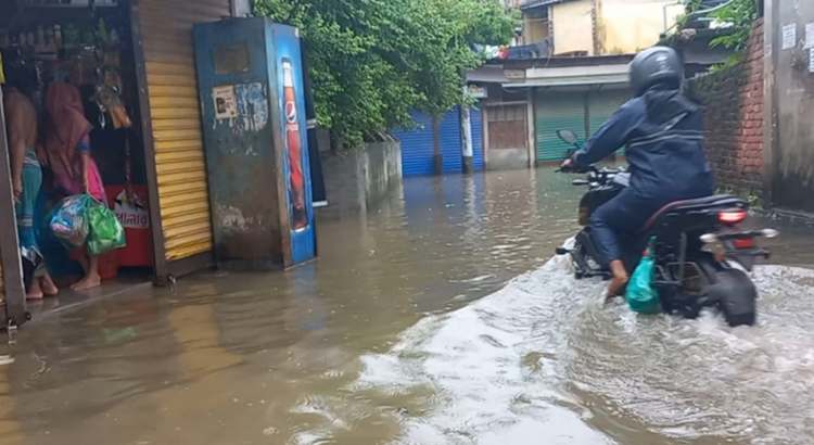 চাঁদপুরে ২৪ ঘন্টায় ১০৭ মিলিমিটার বৃষ্টিপাত রেকর্ড : স্বাভাবিক জীবন ব্যহত