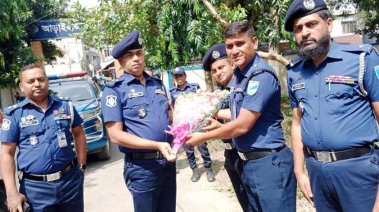 পুড়ে যাওয়া আড়াইহাজার থানা পরিদর্শন করলেন নবাগত পুলিশ সুপার