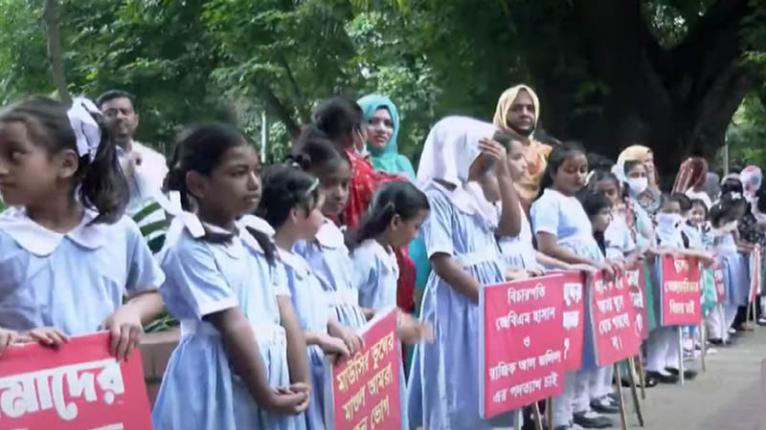 প্রধান উপদেষ্টার বাসবভনের সামনে ভিকারুননিসার ১৬৯ শিক্ষার্থী ও অভিভাবকদের মানব বন্ধন