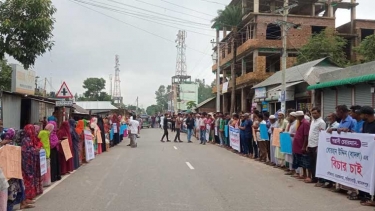 ইউপি চেয়ারম্যান বাদলের অপসারণের দাবিতে এলাকাবাসীর মানববন্ধন ও বিক্ষোভ মিছিল