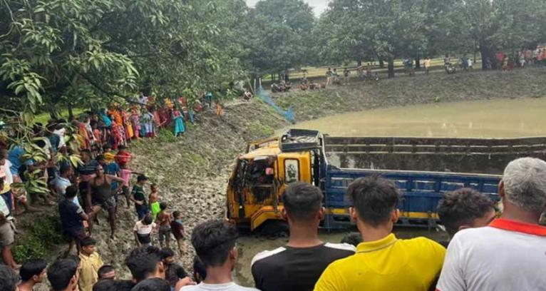 নিয়ন্ত্রণ হারিয়ে ট্রাক খাদে, প্রাণ গেল ২ শ্রমিকের