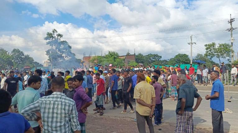 গাজীপুরে শ্রমিকদের মহাসড়ক অবরোধ, যানজট