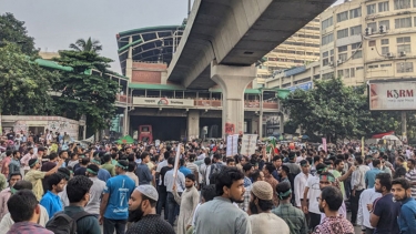 অবরোধে শাহবাগে ৩ ঘণ্টা যান চলাচল বন্ধ, চরম ভোগান্তি