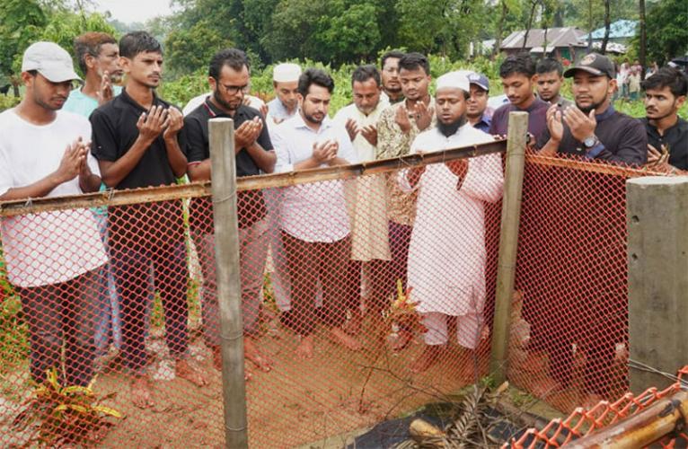 শহিদ শ্রাবণের কবর জিয়ারত করলেন নাহিদ ইসলাম