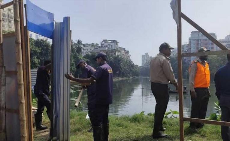 পরিবেশ উপদেষ্টার নির্দেশে যৌথ অভিযান : গুলশান লেকে অবৈধ স্থাপনা উচ্ছেদ