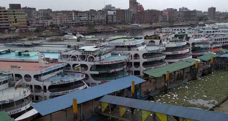 বৈরী আবহাওয়ায় উপকূলে নৌযান চলাচল বন্ধ