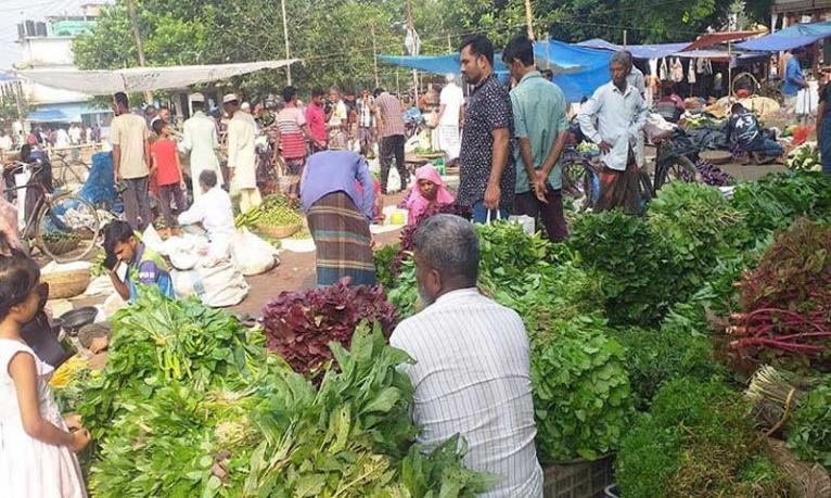 জয়পুরহাটে ডিমসহ সবজির দাম কমতে শুরু করেছে