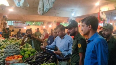 আড়াইহাজারে অতিরিক্ত দামে পণ্য বিক্রি, ৩ দোকানীকে জরিমানা