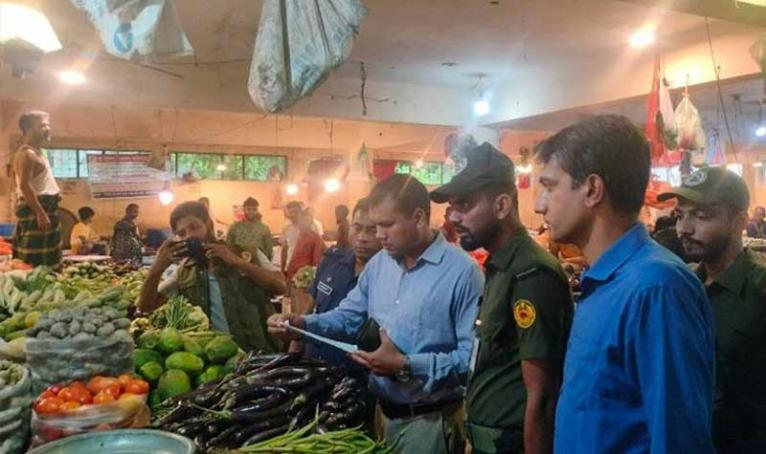 আড়াইহাজারে অতিরিক্ত দামে পণ্য বিক্রি, ৩ দোকানীকে জরিমানা