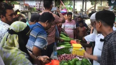 বিনা লাভের দোকানে কম দামে নিত্যপ্রয়োজনীয় পণ্যে খুশি ভোক্তারা