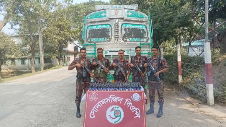 চাঁপাইনবাবগঞ্জে ভারতীয় পাথরবোঝাই ট্রাকে মিলল ফেনসিডিল