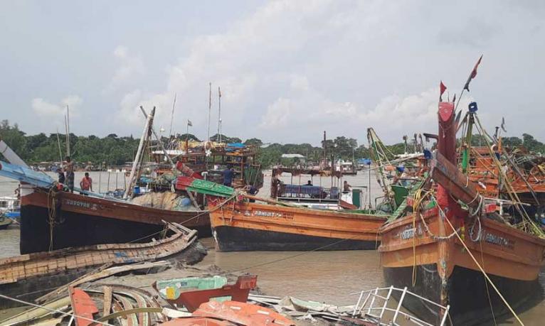 বঙ্গোপসাগরে মাছ ধরার ট্রলারসহ ৪৮ ভারতীয় জেলে আটক