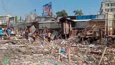 বরিশালে মহাসড়কের দুই পাশে অবৈধ স্থাপনা উচ্ছেদ অভিযান শুরু