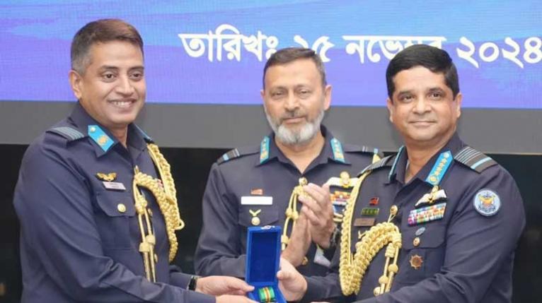 বিমান বাহিনীর ৩৯ কর্মকর্তা ও সেনাকে শান্তিকালীন পদক প্রদান