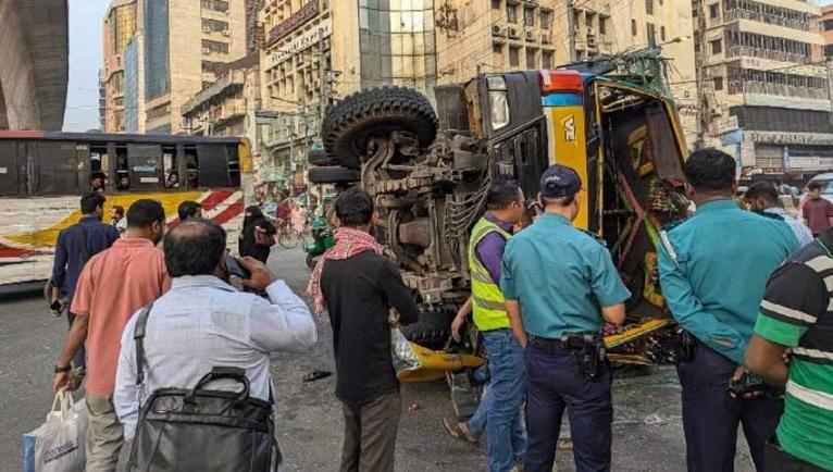 রাজধানীর পল্টনে বাস-ট্রাক সংঘর্ষে ব্যাংক কর্মকর্তা নিহত