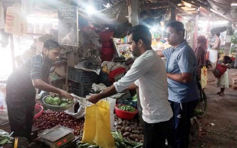 নড়াইলে শীত কালীন সবজি বাজারে আসায় দাম কমছে