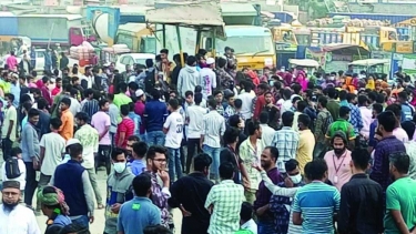 হাজিরা বোনাস বৃদ্ধির দাবিতে নারায়ণগঞ্জে শ্রমিকদের সড়ক অবরোধ