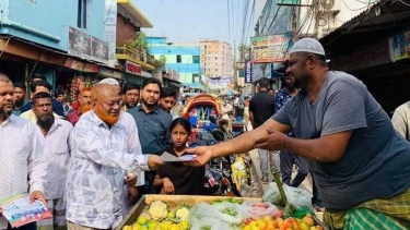 রাষ্ট্র মেরামতে ৩১ দফার লিফলেট বিতরণ করলেন সাবেক এমপি গিয়াসউদ্দিন